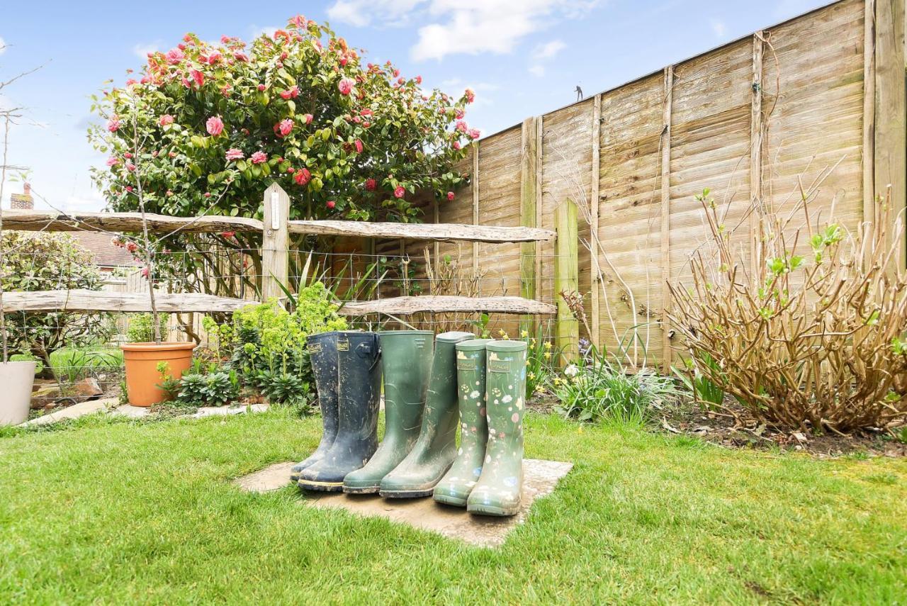 'Bramley Fall Cottage' ' On Site Ev Point - Attached Cottage,3 Separate Bedrooms -1 On Ground Level, Sleeps 6, 2 Bathrooms, Sandy Wittering Beach 8Min Drive, Rural Location, Child Friendly, Small Breed Dog Friendly, Private Parking Chichester Exterior foto