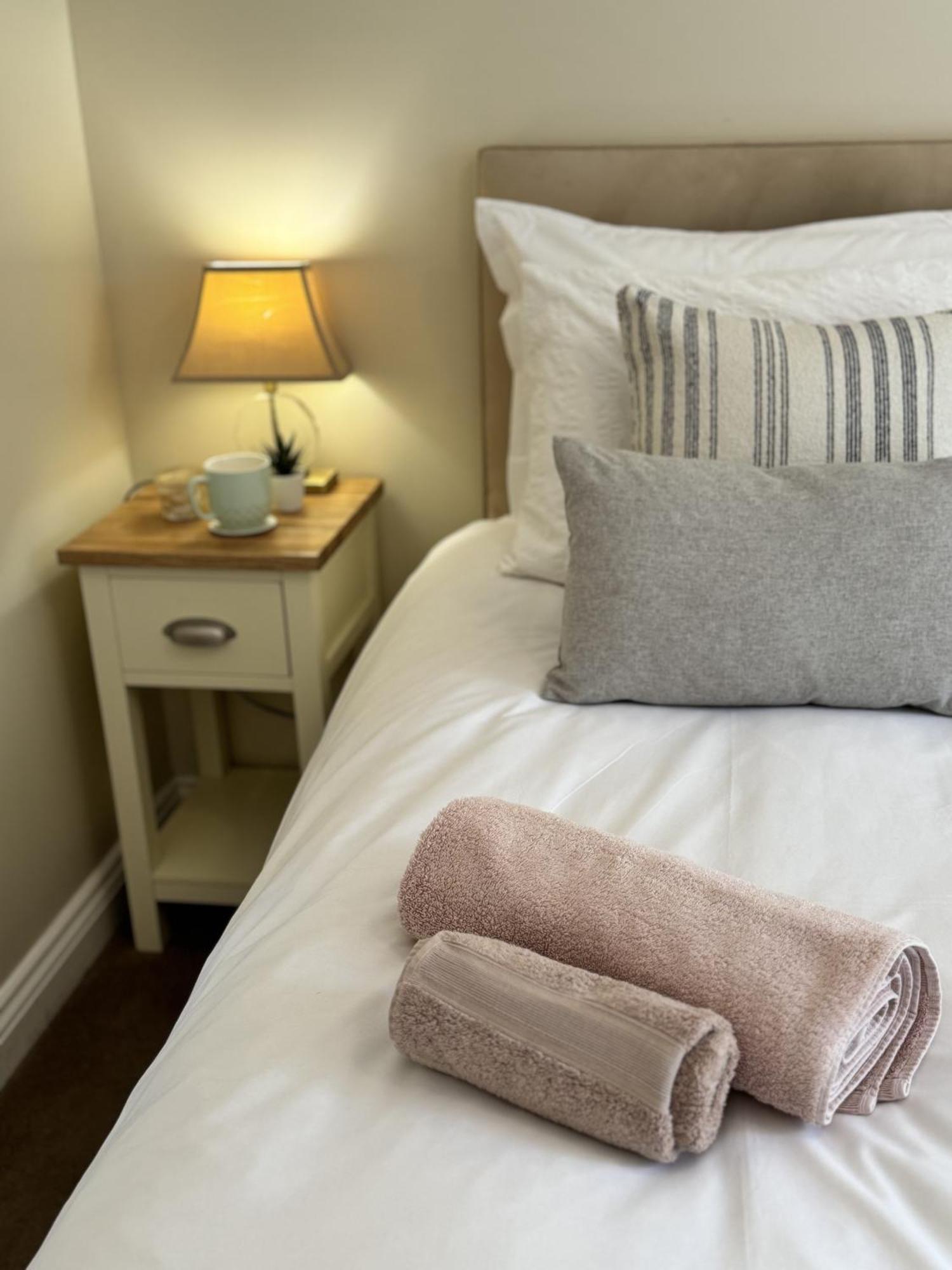 'Bramley Fall Cottage' ' On Site Ev Point - Attached Cottage,3 Separate Bedrooms -1 On Ground Level, Sleeps 6, 2 Bathrooms, Sandy Wittering Beach 8Min Drive, Rural Location, Child Friendly, Small Breed Dog Friendly, Private Parking Chichester Exterior foto