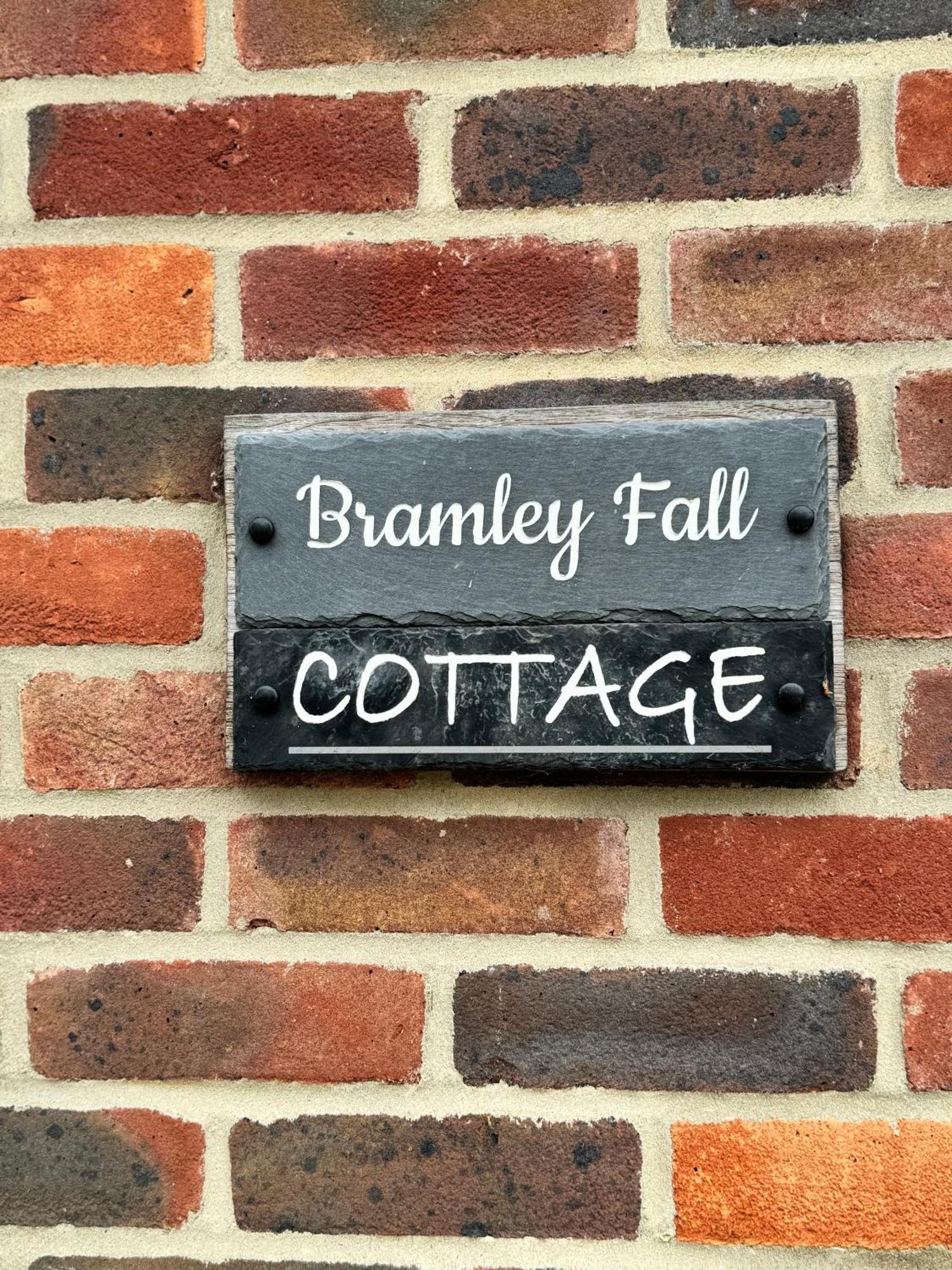 'Bramley Fall Cottage' ' On Site Ev Point - Attached Cottage,3 Separate Bedrooms -1 On Ground Level, Sleeps 6, 2 Bathrooms, Sandy Wittering Beach 8Min Drive, Rural Location, Child Friendly, Small Breed Dog Friendly, Private Parking Chichester Exterior foto